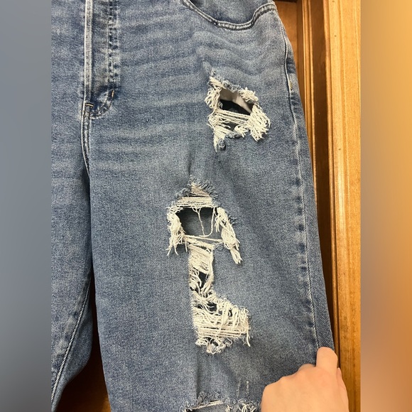 Hollister Curvy Ultra High Rise Vintage Straight Distressed Jeans Size 34 / 19S - Picture 7 of 15